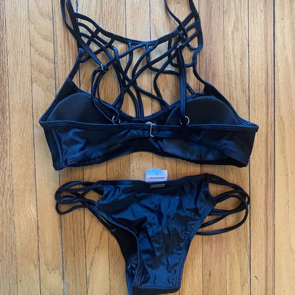 Black strappy bikini set - Picture 2 of 3